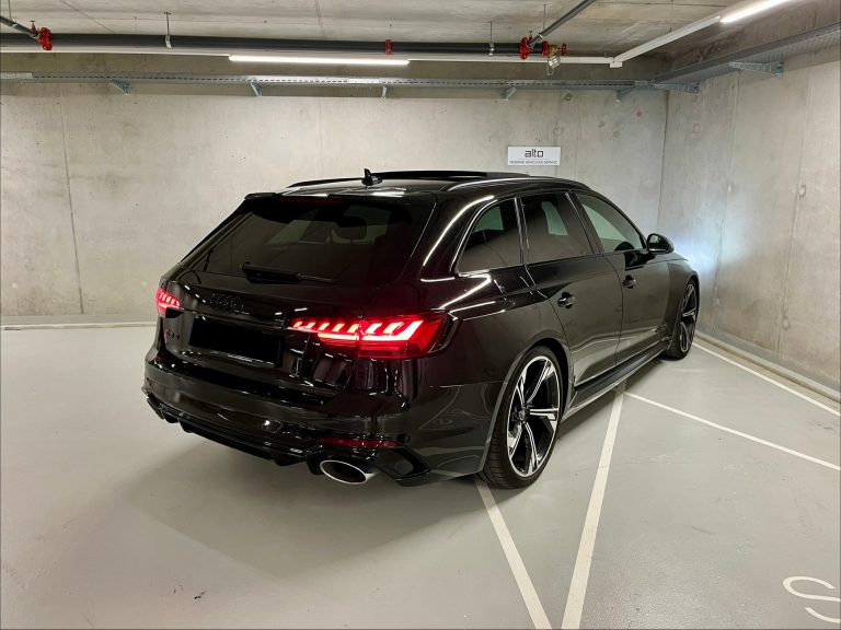 AUDI RS4 Avant quattro tiptronic