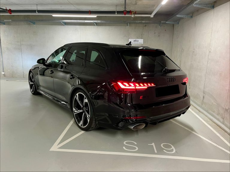 AUDI RS4 Avant quattro tiptronic